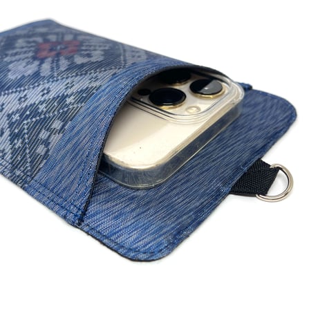 ～新特産品コンクール「鹿児島市長賞」受賞作品～大島紬 スマホケース（ブルー）【WL0009-BL】