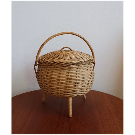vintage rattan basket with lid and 3 legs