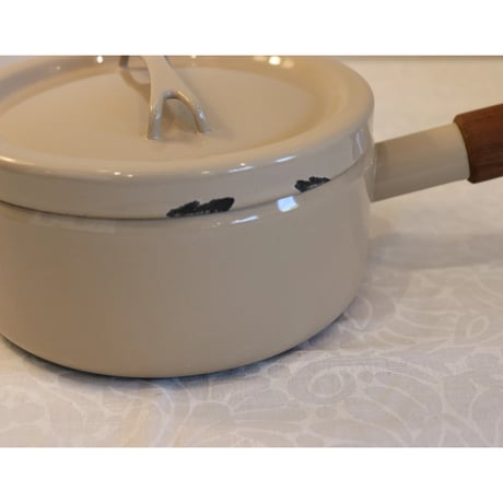 Arabia Finel casserole dish with lid beige