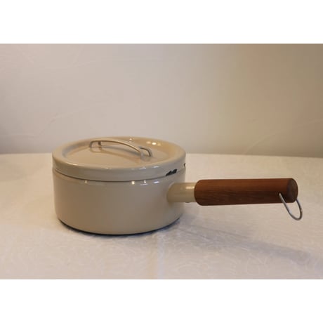 Arabia Finel casserole dish with lid beige