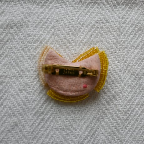 tamas sony  brooch yellow