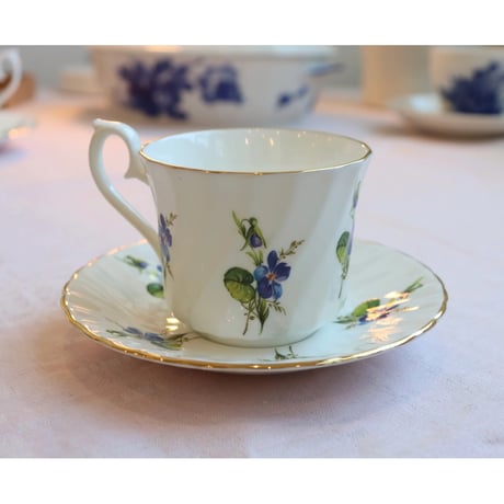 England  Royal Kendal スミレのカップ＆ソーサー　B