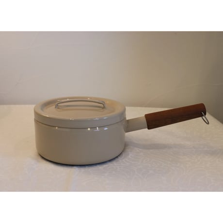 Arabia Finel casserole dish with lid beige