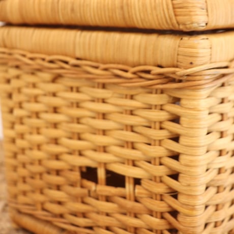 picnic basket with lid
