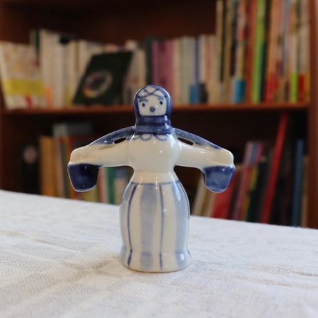 Gzheli lady with bucket figurine