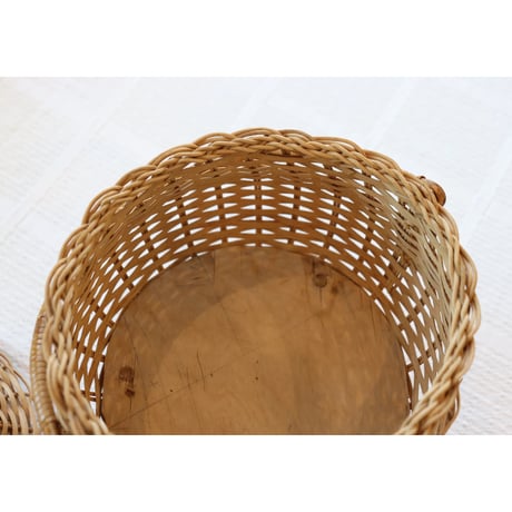 vintage rattan basket with lid and 3 legs