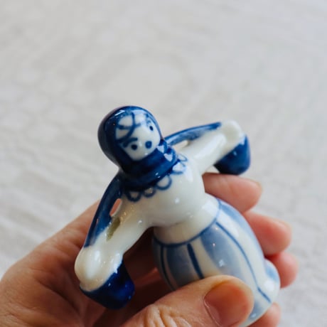 Gzheli lady with bucket figurine