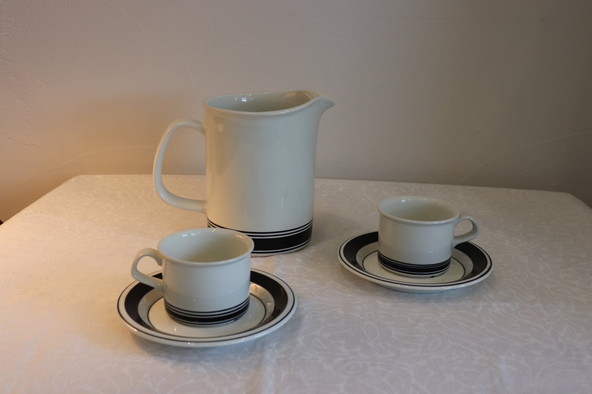 Arabia Faenza pitcher | plum