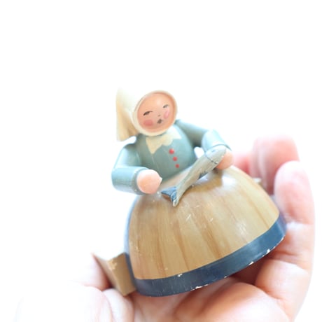 Erzgebirge handcrafted woden figurine 'woman with fish'