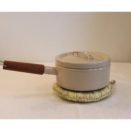 Arabia Finel casserole dish with lid beige