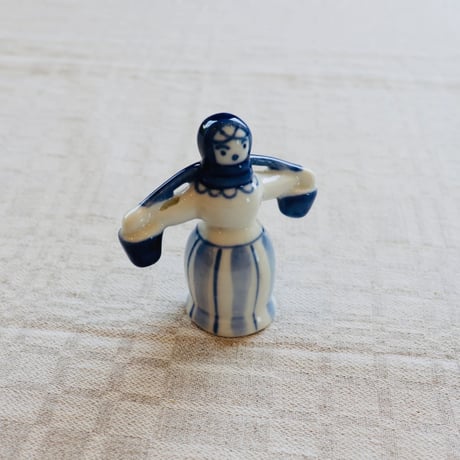 Gzheli lady with bucket figurine