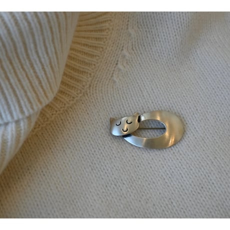 VIntage  sterling silver brooch 'sleeping cat'