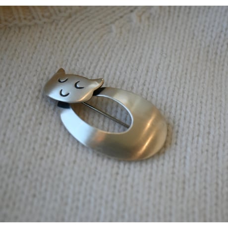 VIntage  sterling silver brooch 'sleeping cat'