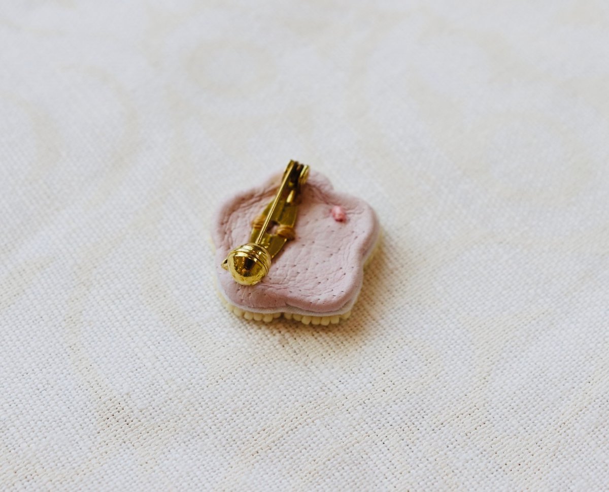 tamas Mother white mini brooch | plum