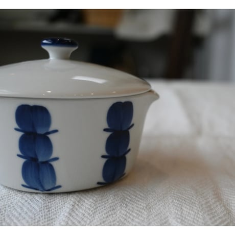 Lyngby porcelain saucepan with a lid