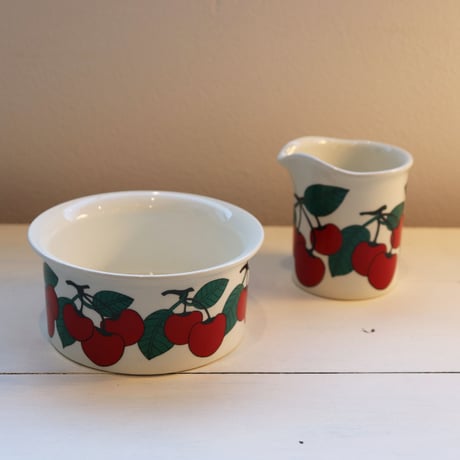 Arabia kirsikka creamer