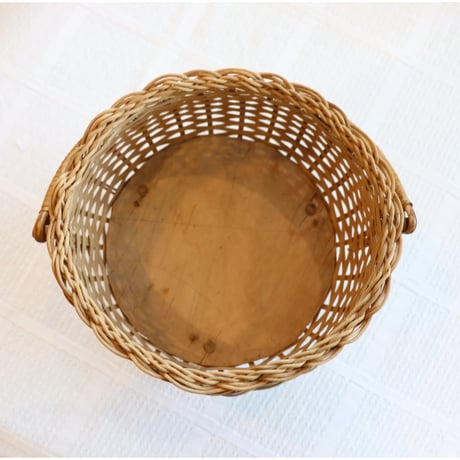 vintage rattan basket with lid and 3 legs