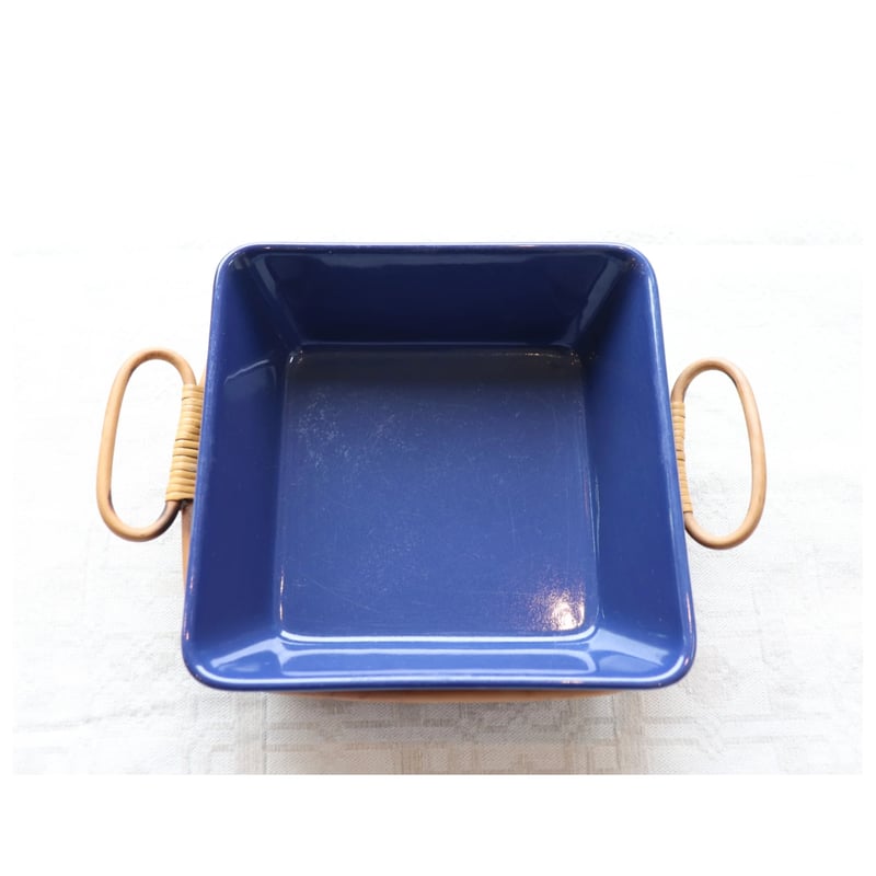 ARABIA Kilta square bowl with rattan rack | plum