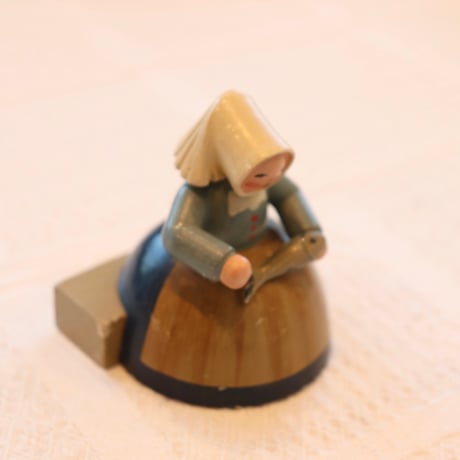 Erzgebirge handcrafted woden figurine 'woman with fish'