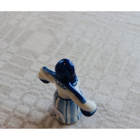 Gzheli lady with bucket figurine