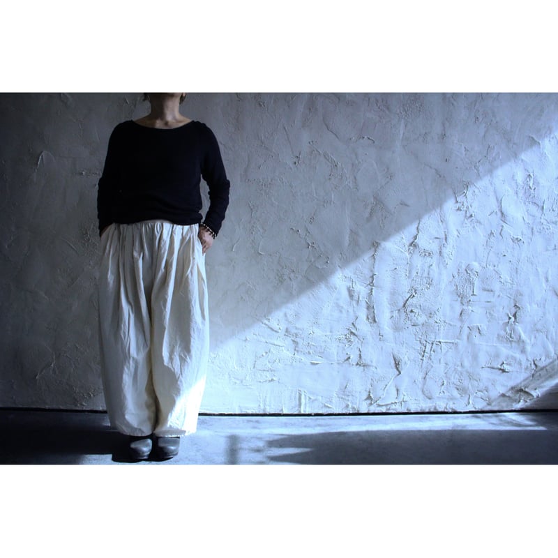 CAMILLE TUCK PANTS / ROBE de PEAU | SoL