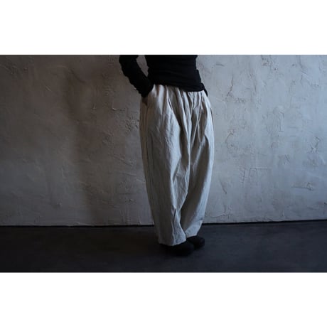 CAMILLE CANVAS TUCK PANTS / ROBE de PEAU