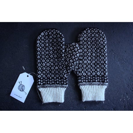 小花ふるミトン black×kinari / a.mo knit