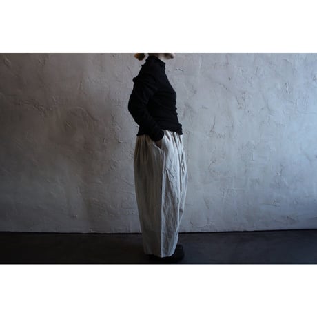 CAMILLE CANVAS TUCK PANTS / ROBE de PEAU