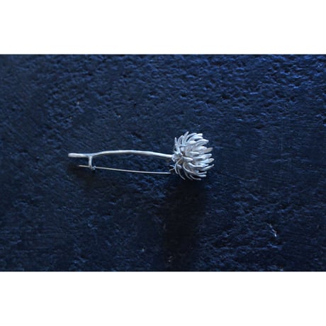 shirotumekusa brooch / Nakamura Nazuki