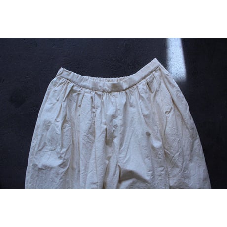 CAMILLE TUCK PANTS / ROBE de PEAU