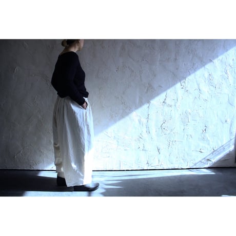 CAMILLE TUCK PANTS / ROBE de PEAU