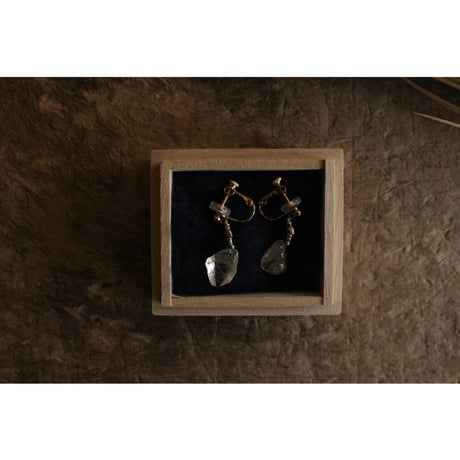 水晶の耳飾り護り earring / せつ