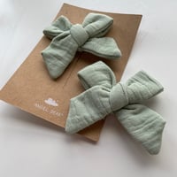 《Solid Desert Green Check Bow Hair Clip モスリンコットン素材 ヘアクリップ 無地》緑色 ワンサイズ 単品箱なし 822-S25-SMDG