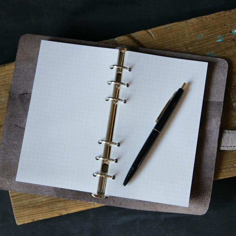 イタリアンレザーのシンプル手帳☆ 中身入れ替え可能 イタリアンレザーのバインダー手帳｜手縫いの