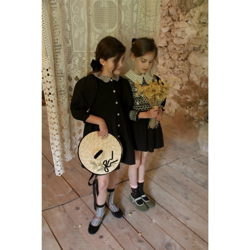 Handsmock blouse with crochet collar black dot