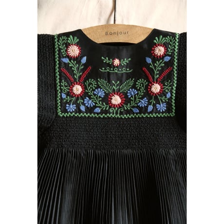 Dress pleated black taffetas