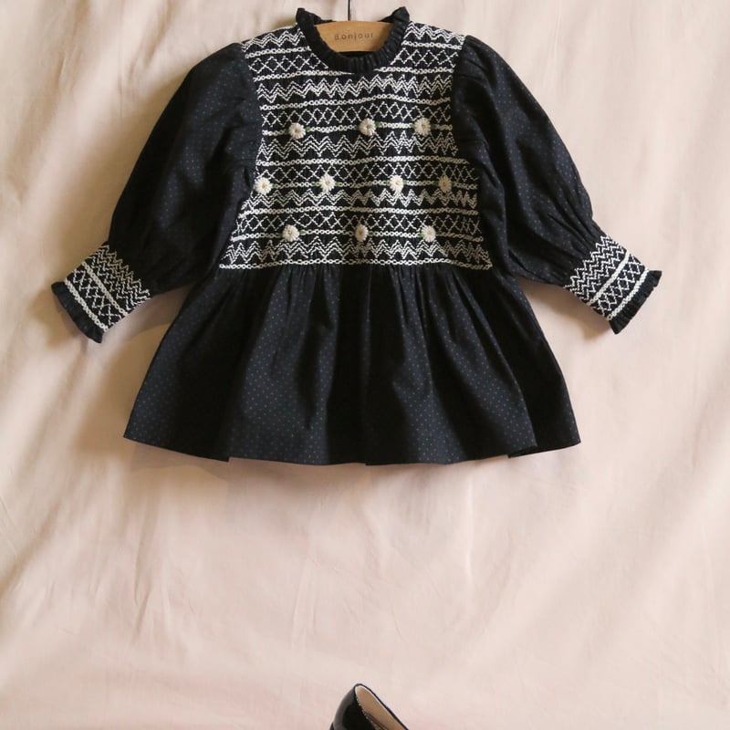 Handsmock blouse with crochet collar black dot