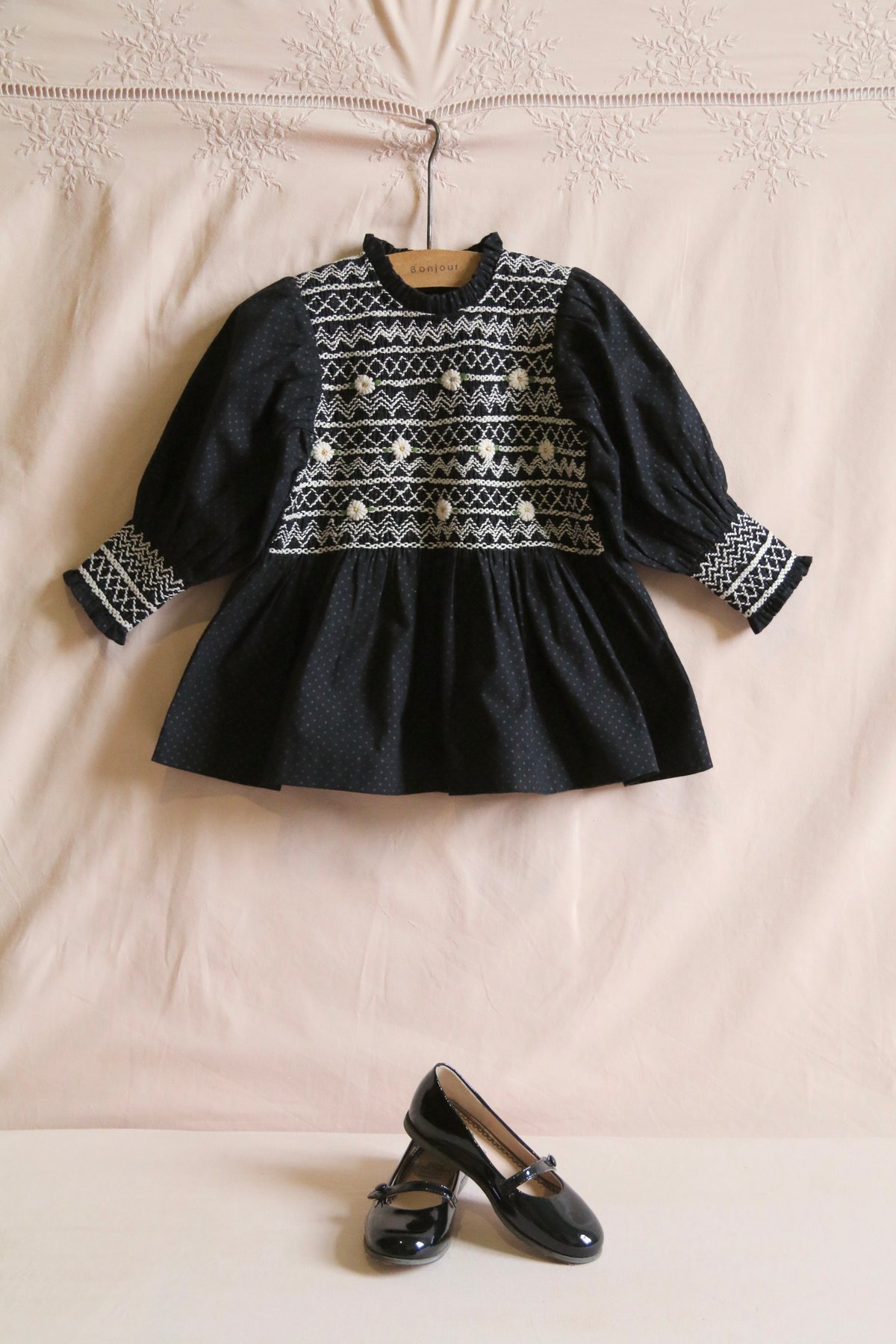 Handsmock blouse with crochet collar black dot