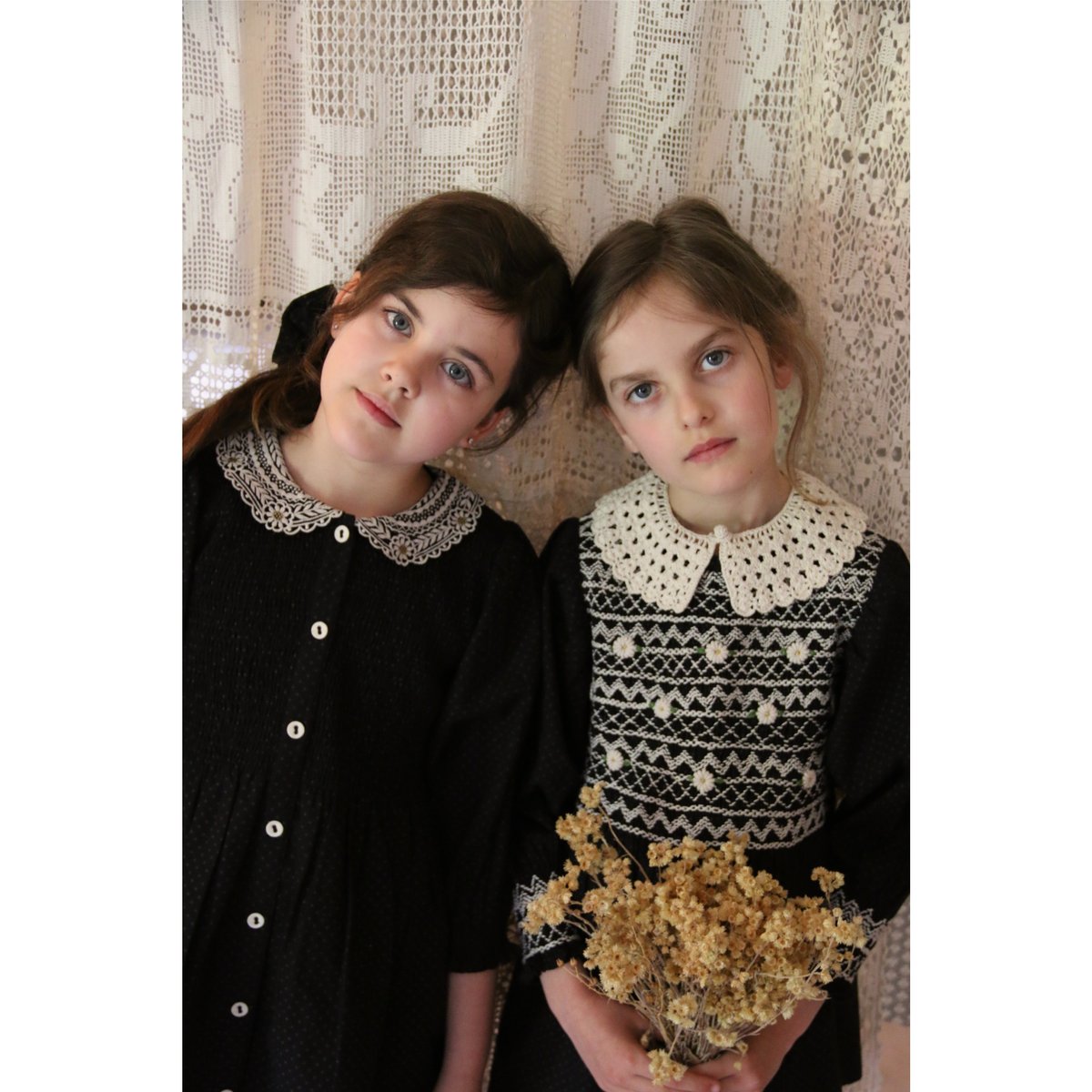 Handsmock blouse with crochet collar black dot