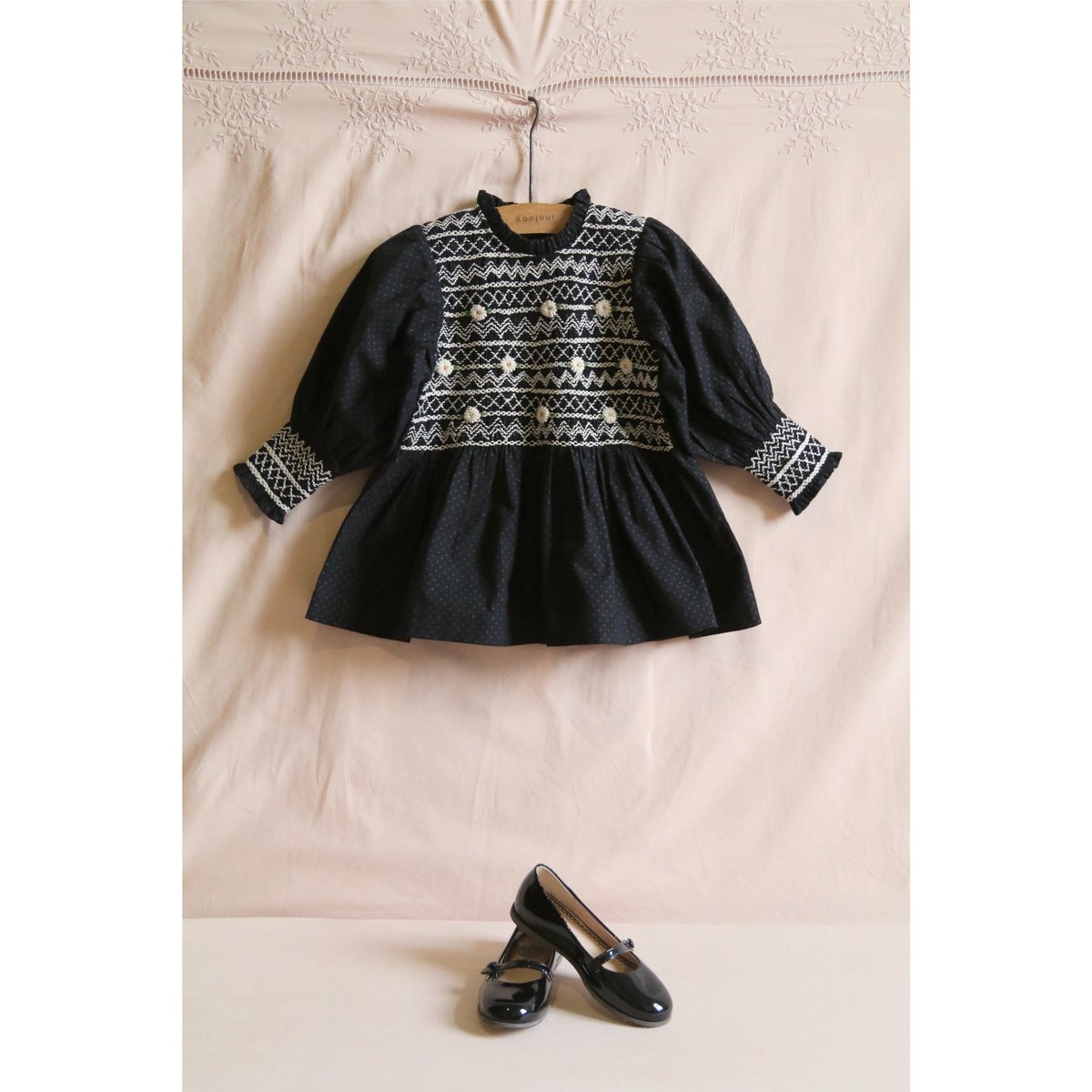 Handsmock blouse with crochet collar black dot