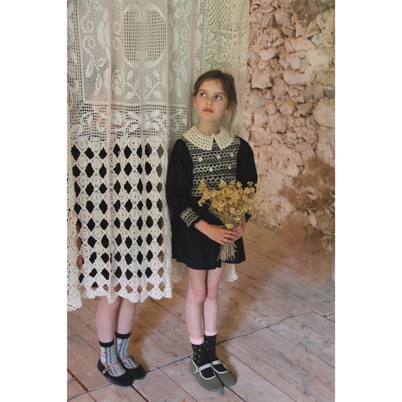 Handsmock blouse with crochet collar black dot