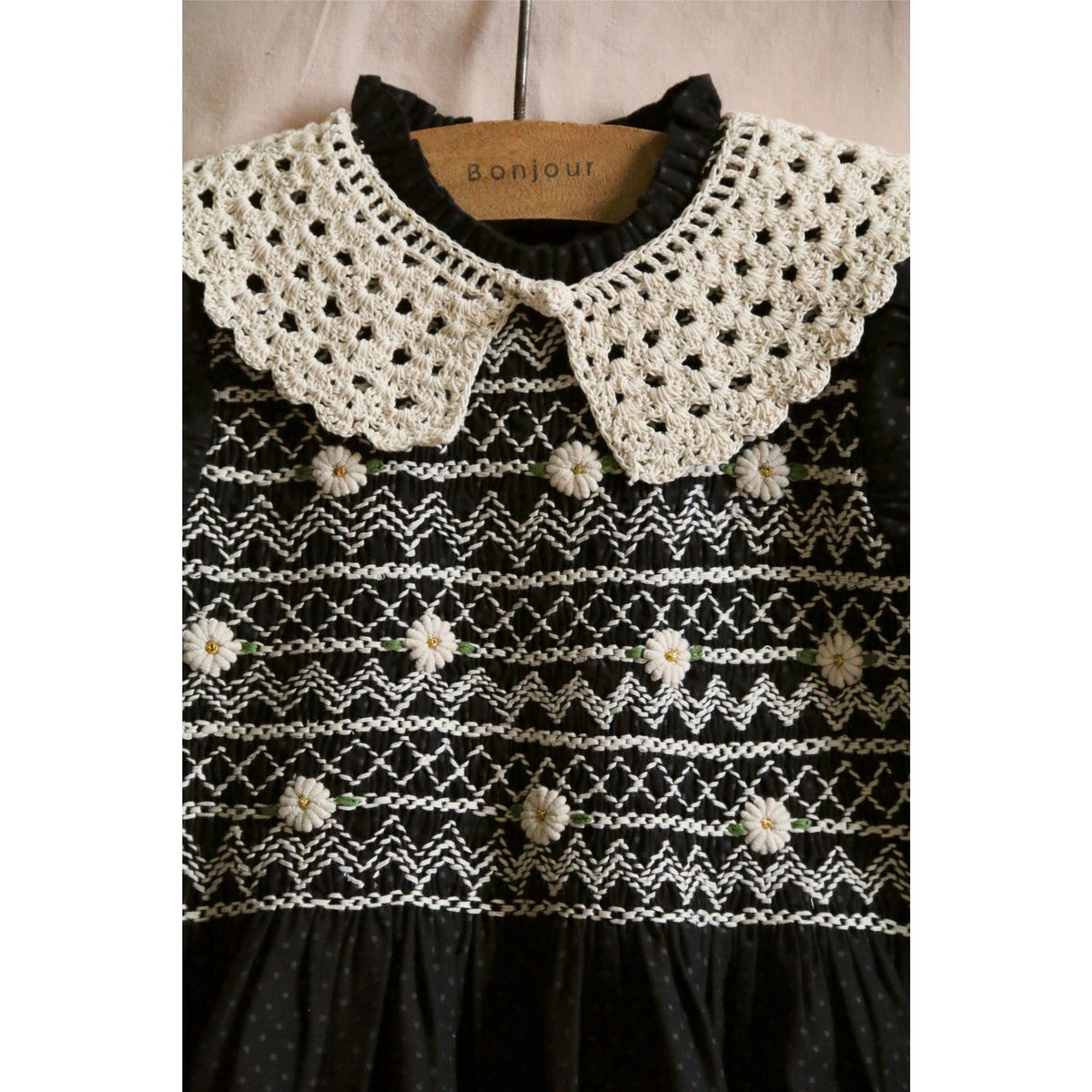 Handsmock blouse with crochet collar black dot
