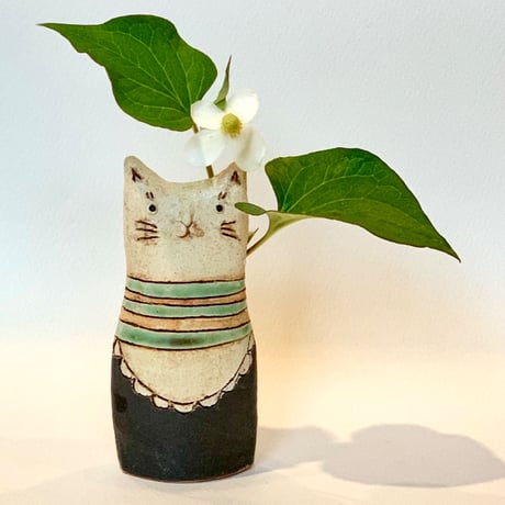 猫花入れ　緑シマエリ白エプロン