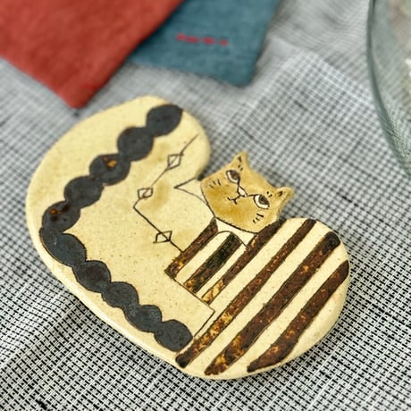 かくれんぼ猫皿　sa110004