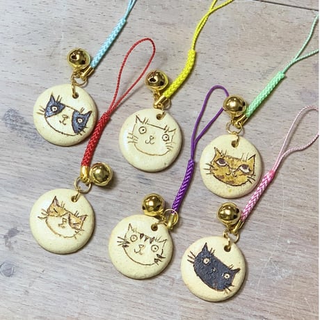 猫守り　茶白眠り眼