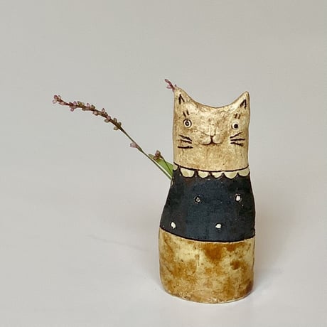 平野照子　猫花入れ　黄レース水玉茶