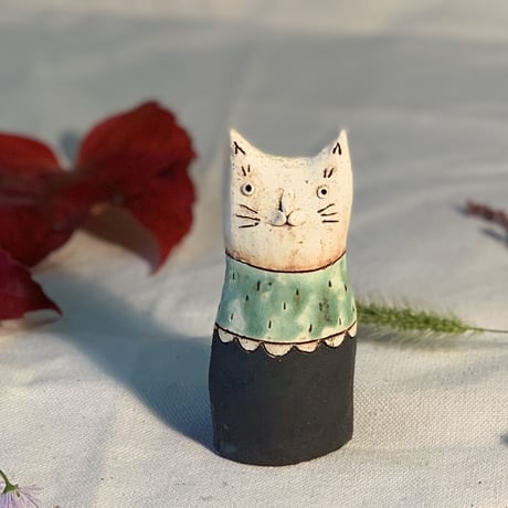 平野照子　猫花入れ　織部襟黒