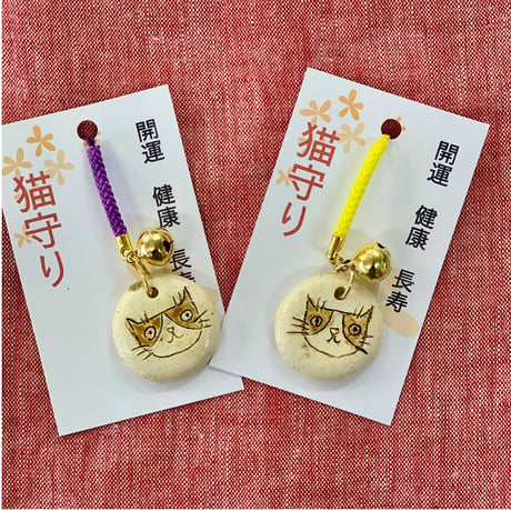 猫守り　茶白丸目