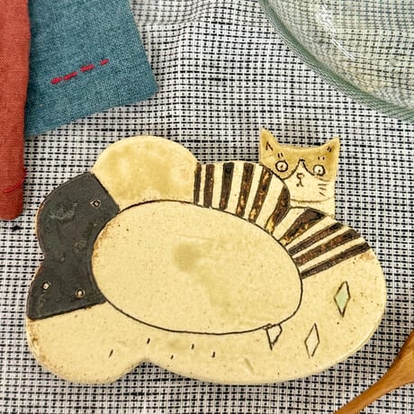 かくれんぼ猫皿　sa110017