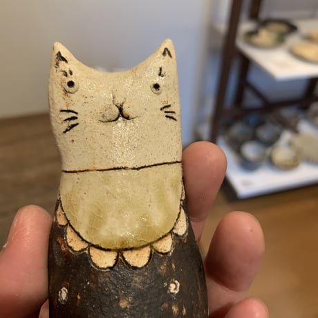 平野照子　猫花入れ　黄エプロン